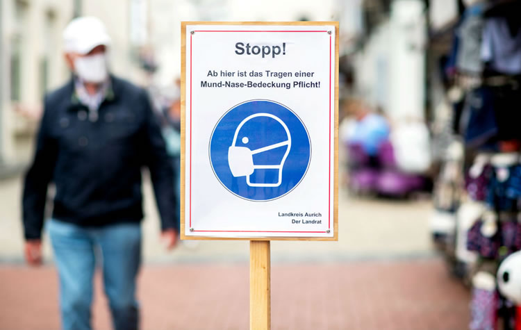 德国大街上呼吁民众戴口罩的警示牌