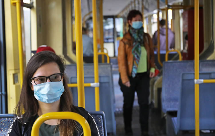 德国公共汽车上的乘客戴口罩