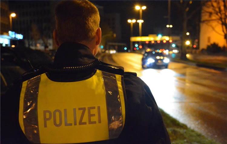 德国警察夜间例行检查